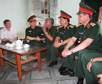 Thượng tướng Ngô Xuân Lịch tiếp xúc cử tri tỉnh Bình Phước