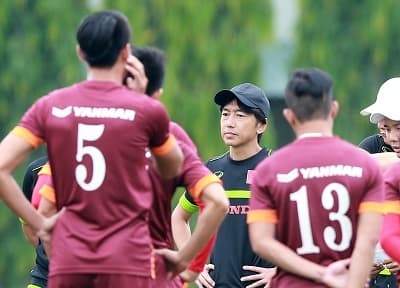 "Vừa xay lúa vừa bế em"