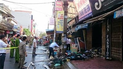 Hà Nội: Cháy chợ đầu mối Phùng Khoang, 4 người bị thương