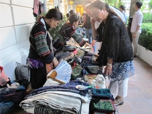 Phiên chợ vùng cao với người Mông Đen từ Sa Pa