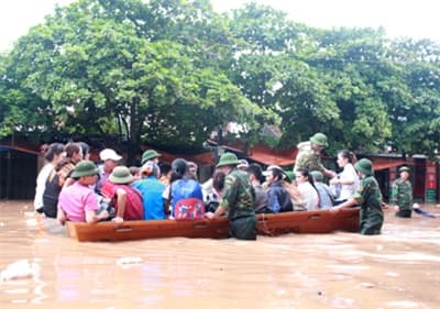 Cán bộ, chiến sĩ vượt mưa lũ bảo vệ tính mạng, tài sản của nhân dân