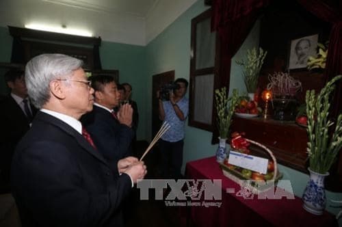 Tổng Bí thư Nguyễn Phú Trọng dâng hương tưởng niệm Bác Hồ