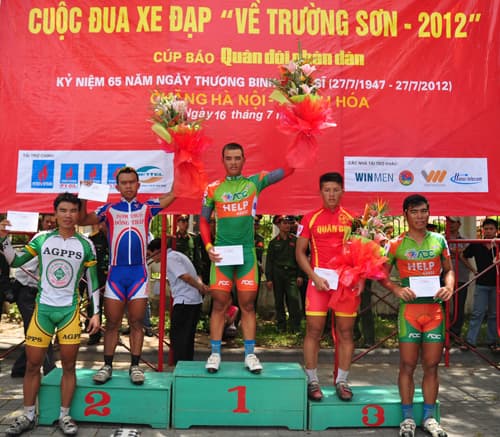 Tay đua Trịnh Đức Tâm giành áo vàng