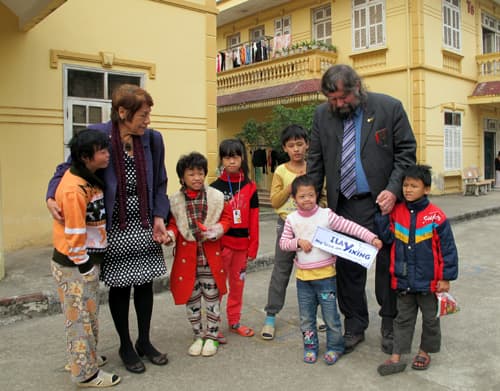Cựu binh Mỹ thăm và tặng quà Làng Hữu nghị Việt Nam