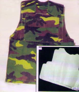 Áo giáp chống đạn bằng vật liệu oxit nhôm tăng bền và composite dyneema