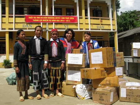 Mang tình thương đến Bản Khoang