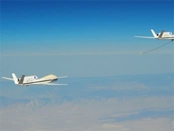 Mỹ thử thành công khả năng UAV tự tiếp liệu trên không
