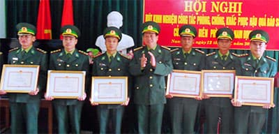 Tặng 20 bằng khen cho các tập thể, cá nhân tích cực tham gia phòng, chống bão Sơn Tinh