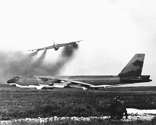 "Pháo đài bay" B-52 và SAM-2 "nối tầng" (phần I)