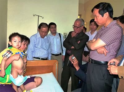 Hội chẩn bàn phương án tái tạo bàng quang cho bé trai 21 tháng tuổi