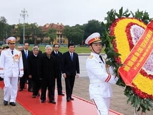 Lãnh đạo Đảng, Nhà nước vào Lăng viếng Chủ tịch Hồ Chí Minh nhân kỷ niệm 40 năm Chiến thắng “Hà Nội – Điện Biên Phủ trên không”