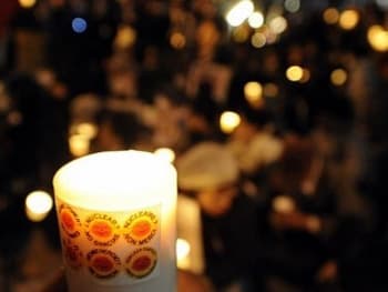 16.000 ngọn nến được thắp sáng tưởng niệm các nạn nhân động đất-sóng thần