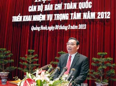 Tuyên truyền tốt việc triển khai Nghị quyết Trung ương 4 gắn với học tập và làm theo tấm gương đạo đức Hồ Chí Minh (*)