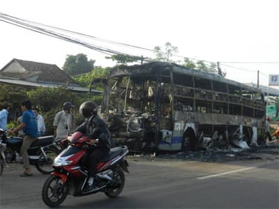 Xe khách đang lưu thông tự nhiên bốc cháy