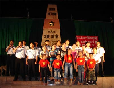 Biểu diễn phục vụ cán bộ chiến sĩ trên đảo Song Tử Tây