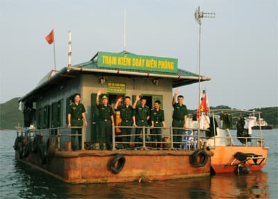 “Đảo nổi” trên cảng Vạn Gia