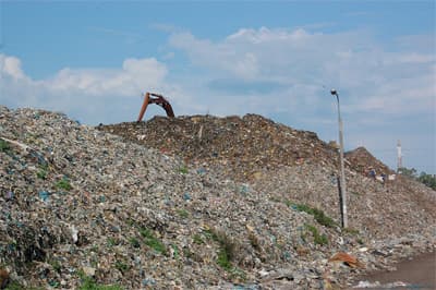 Rác gây ô nhiễm cả không khí và đất trồng lúa