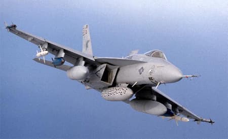 Chiến đấu cơ F/A-18 của hải quân Mỹ nhận đầu nối đối kháng điện tử mới