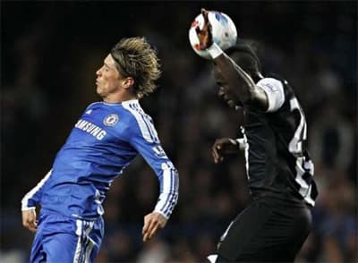 Chelsea "chết" ngay tại sân nhà bởi hai siêu phẩm