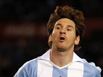 Lionel Messi được người hâm mộ trải hoa hồng