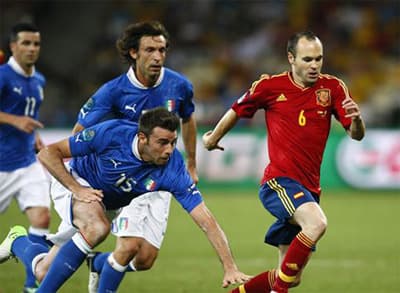 Iniesta lĩnh xướng đội hình tiêu biểu EURO 2012
