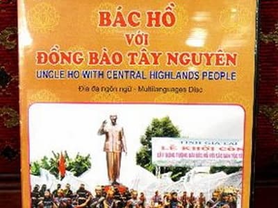 Trao tặng đĩa phim tài liệu “Bác Hồ với Tây Nguyên”