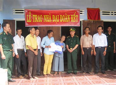 Bộ đội Biên phòng Bình Định bàn giao 2 nhà đại đoàn kết