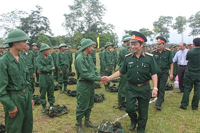Rộn rã lễ tiếp giao nhận chiến sĩ mới ở Trung đoàn 148