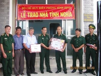 Bàn giao nhà tình nghĩa và mái ấm tình thương