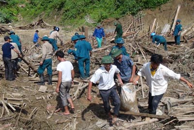 Tiếp tục huy động lực lượng dân quân tại chỗ tìm kiếm nạn nhân mất tích