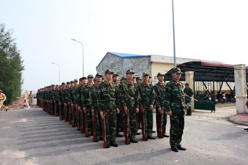 Người dân Quảng Bình mong ngóng Đại tướng ở sân bay Đồng Hới
