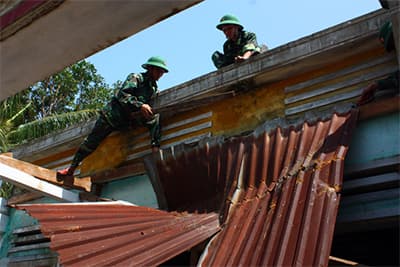 Vượt sóng ra đảo với nhân dân