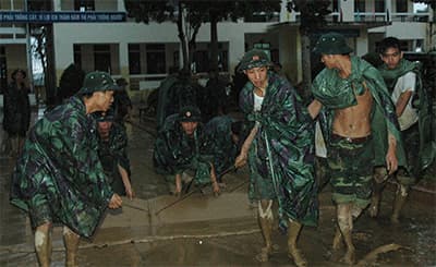 Cán bộ, chiến sĩ giúp huyện Hương Khê khắc phục hậu quả sau lũ