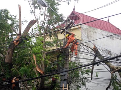 Ngành điện tập trung khắc phục hậu quả bão số 10