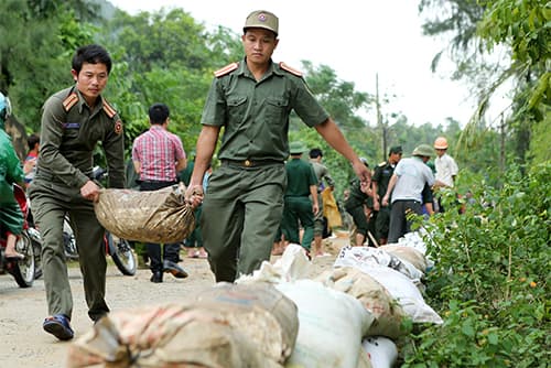 Bộ đội Việt – Lào chung sức vá kè