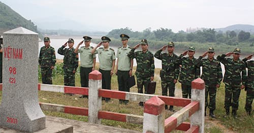 Phối hợp tuần tra song phương trên sông Hồng và Nậm Thi