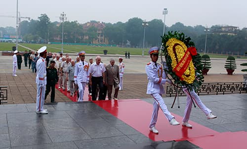 Đoàn CCB Xô Viết viếng lăng Chủ tịch Hồ Chí Minh và thăm trận địa xưa