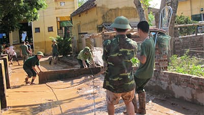 Chung tay dọn lũ
