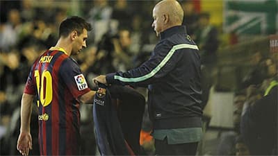 Messi chấn thương, bất lợi trong cuộc đua giành QBV?