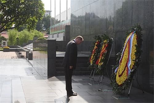 Tổng thống Putin viếng lăng Chủ tịch Hồ Chí Minh