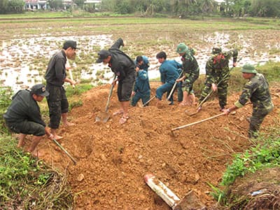 130 cán bộ, chiến sĩ giúp dân khắc phục hậu quả lũ lụt