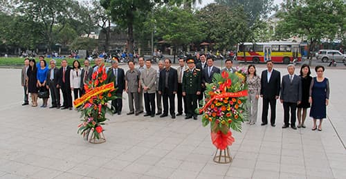Muôn lòng thành kính dâng lên lãnh tụ của giai cấp Công-Nông