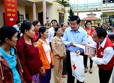 Chủ tịch nước Trương Tấn Sang thăm nhân dân vùng tái định cư Thủy điện Sông Tranh 2