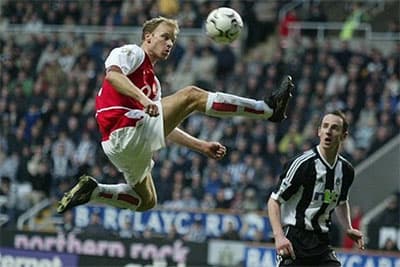 Arsenal dựng tượng Dennis Bergkamp