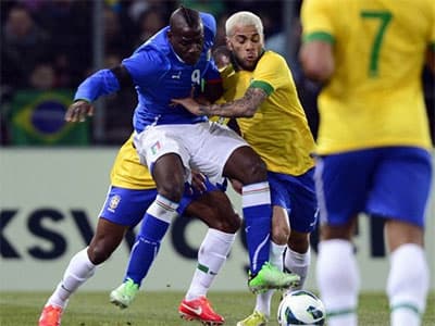 Balotelli cứu Italy thoát thua trước Brazil