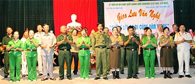 Giao lưu văn nghệ, thăm chiến trường xưa