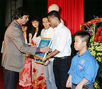 Em Hòa được miễn toàn bộ học phí và hỗ trợ học bổng 25 triệu đồng