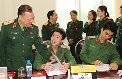 Trưng bày, triển lãm sách về truyền thống quân đội
