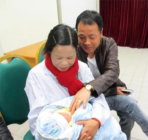 Bé trai thụ tinh trong ống nghiệm đầu tiên tại IVF Bạch Mai đã xuất viện