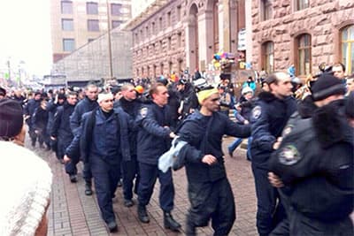 Nhân viên Bộ Nội vụ Ukraine đầu hàng người biểu tình